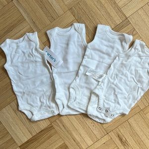 Carter’s newborn body no sleeve 4 pieces